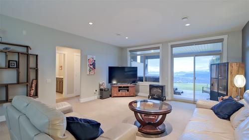 5-1836 Tower Ranch Boulevard, Kelowna, BC - Indoor Photo Showing Living Room