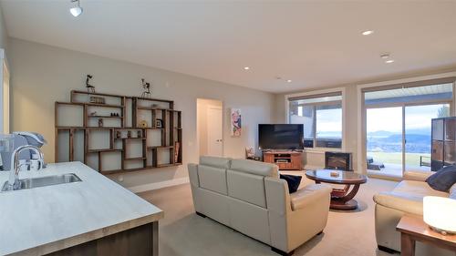 5-1836 Tower Ranch Boulevard, Kelowna, BC - Indoor Photo Showing Living Room