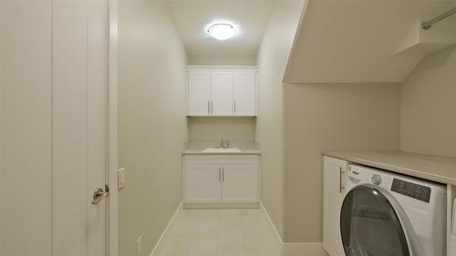 5-1836 Tower Ranch Boulevard, Kelowna, BC - Indoor Photo Showing Laundry Room