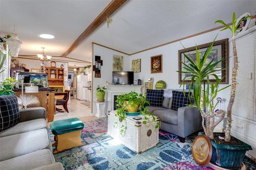 43-1750 Lenz Road, West Kelowna, BC - Indoor Photo Showing Living Room