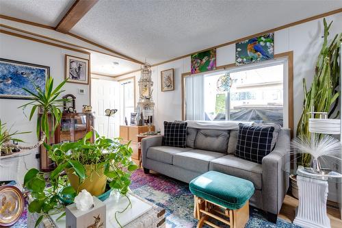 43-1750 Lenz Road, West Kelowna, BC - Indoor Photo Showing Living Room