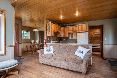 29-10250 Dee Lake Road, Lake Country, BC - Indoor Photo Showing Living Room