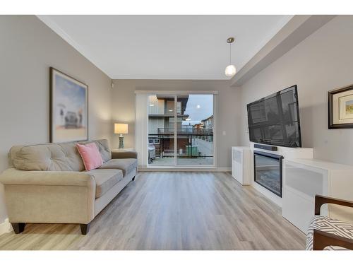 73 16222 23A Avenue, Surrey, BC - Indoor Photo Showing Living Room