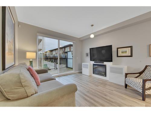 73 16222 23A Avenue, Surrey, BC - Indoor Photo Showing Living Room