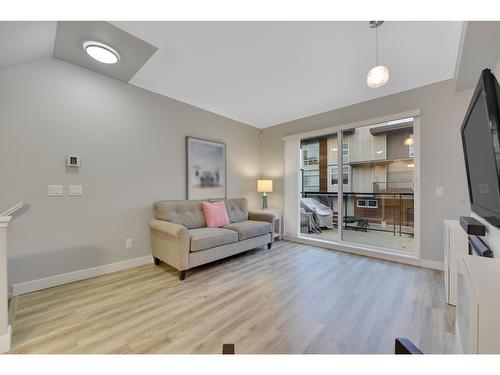 73 16222 23A Avenue, Surrey, BC - Indoor Photo Showing Living Room