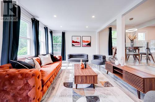 161 Church Street S, Richmond Hill, ON - Indoor Photo Showing Living Room