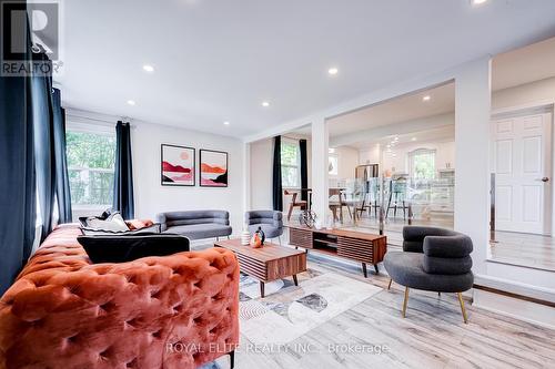 161 Church Street S, Richmond Hill, ON - Indoor Photo Showing Living Room