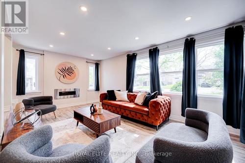 161 Church Street S, Richmond Hill, ON - Indoor Photo Showing Living Room