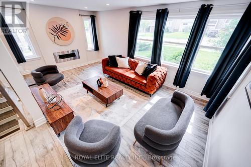 161 Church Street S, Richmond Hill, ON - Indoor Photo Showing Living Room With Fireplace