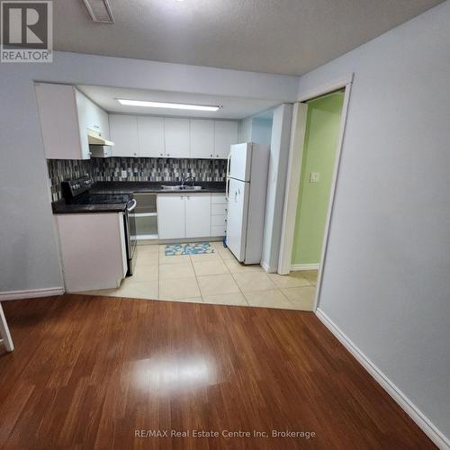 #Bsmt - 427 Starwood Drive, Guelph (Grange Hill East), ON - Indoor Photo Showing Kitchen With Double Sink