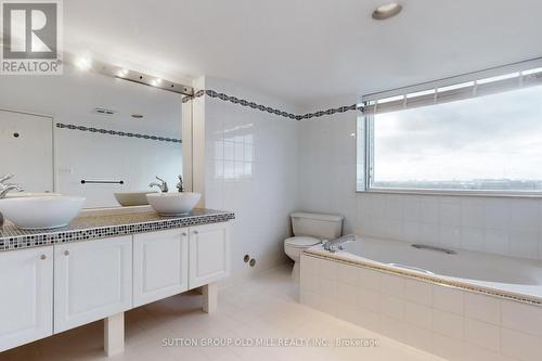 1402 - 2269 Lake Shore Boulevard W, Toronto, ON - Indoor Photo Showing Bathroom