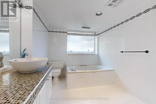 1402 - 2269 Lake Shore Boulevard W, Toronto, ON - Indoor Photo Showing Bathroom