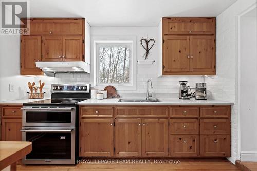 251 Iona Street, Ottawa, ON - Indoor Photo Showing Kitchen