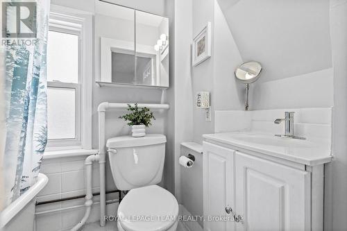 251 Iona Street, Ottawa, ON - Indoor Photo Showing Bathroom