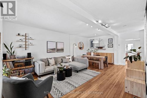 251 Iona Street, Ottawa, ON - Indoor Photo Showing Living Room