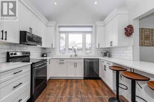 10 Freshmeadow Way, Guelph (Parkwood Gardens), ON - Indoor Photo Showing Kitchen With Upgraded Kitchen