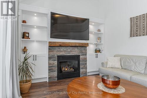 10 Freshmeadow Way, Guelph (Parkwood Gardens), ON - Indoor Photo Showing Living Room With Fireplace