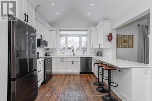 10 Freshmeadow Way, Guelph (Parkwood Gardens), ON - Indoor Photo Showing Kitchen With Upgraded Kitchen