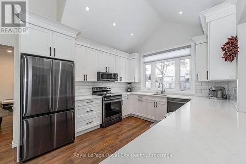 10 Freshmeadow Way, Guelph (Parkwood Gardens), ON - Indoor Photo Showing Kitchen With Upgraded Kitchen