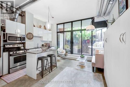 201 - 369 Sorauren Avenue, Toronto, ON - Indoor Photo Showing Kitchen