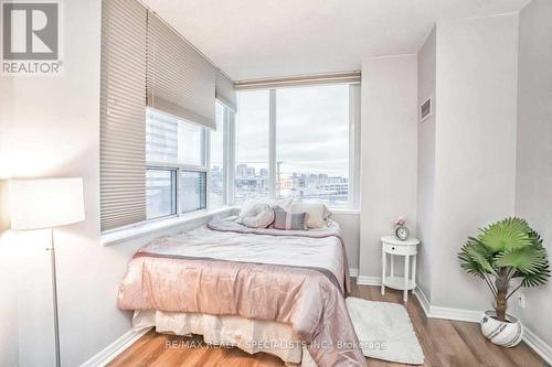 517 - 220 Burnhamthorpe Road W, Mississauga, ON - Indoor Photo Showing Bedroom