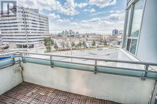 517 - 220 Burnhamthorpe Road W, Mississauga, ON - Outdoor