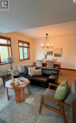 8 Church Street, Orangeville, ON - Indoor Photo Showing Living Room