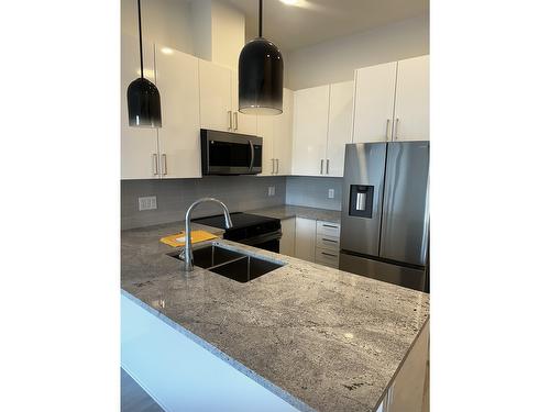 608 5504 Brydon Crescent, Langley, BC - Indoor Photo Showing Kitchen With Stainless Steel Kitchen With Double Sink