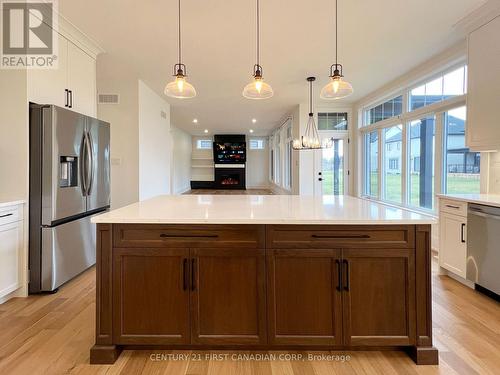 877 Eagletrace Drive, London, ON - Indoor Photo Showing Kitchen