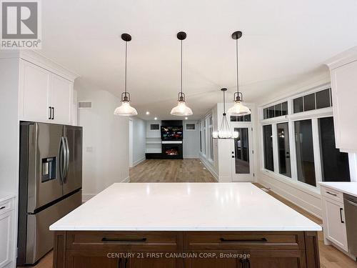 877 Eagletrace Drive, London, ON - Indoor Photo Showing Kitchen