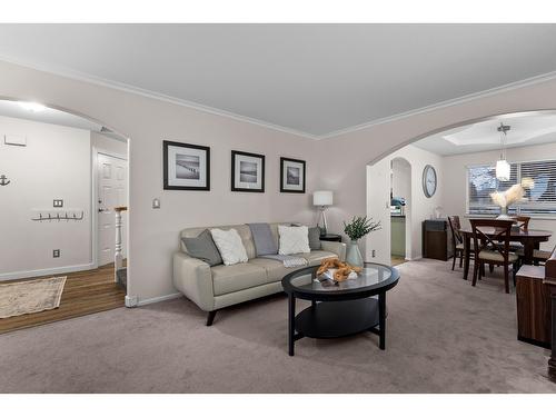 8484 215B Street, Langley, BC - Indoor Photo Showing Living Room