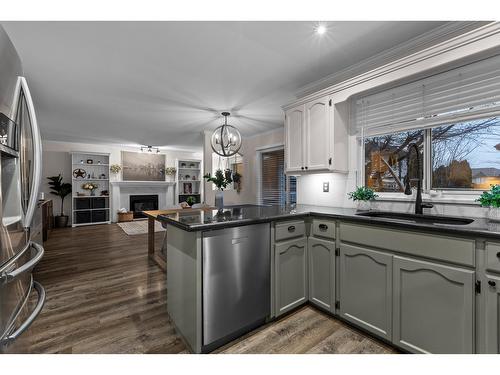 8484 215B Street, Langley, BC - Indoor Photo Showing Kitchen