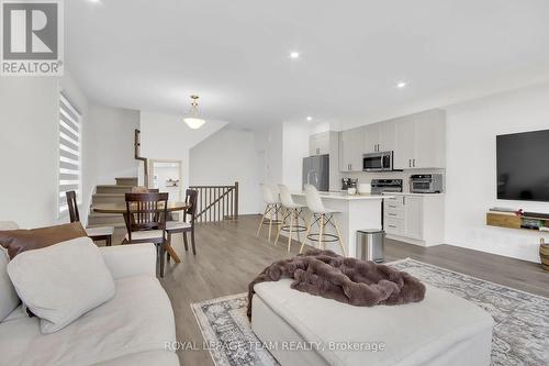 313 Raheen Court, Ottawa, ON - Indoor Photo Showing Living Room