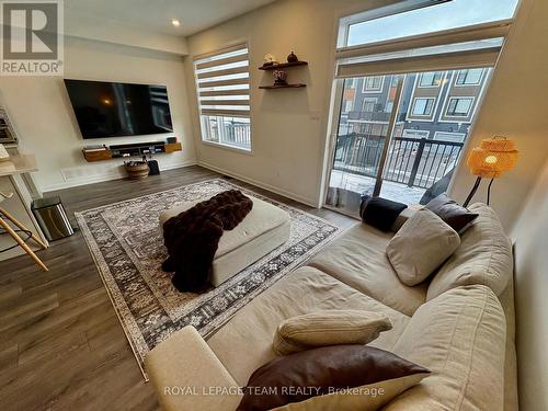 313 Raheen Court, Ottawa, ON - Indoor Photo Showing Living Room