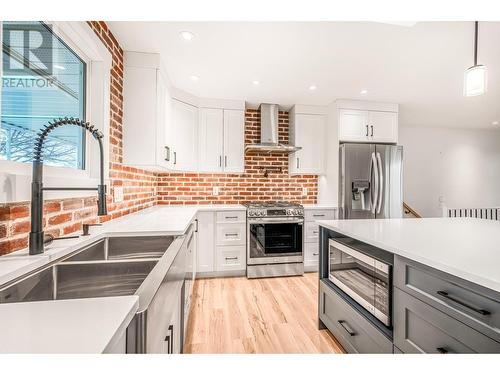 10010 Kel Win Road, Lake Country, BC - Indoor Photo Showing Kitchen With Double Sink With Upgraded Kitchen