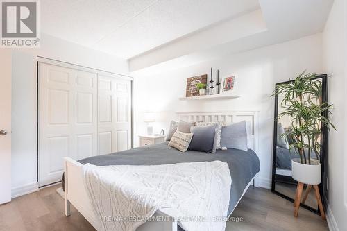 109 - 2010 Cleaver Avenue, Burlington, ON - Indoor Photo Showing Bedroom