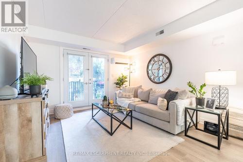 109 - 2010 Cleaver Avenue, Burlington, ON - Indoor Photo Showing Living Room