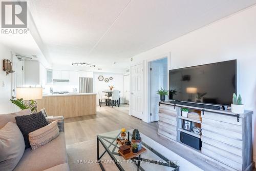 109 - 2010 Cleaver Avenue, Burlington, ON - Indoor Photo Showing Living Room