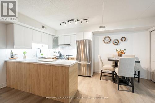 109 - 2010 Cleaver Avenue, Burlington, ON - Indoor Photo Showing Kitchen