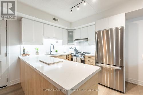 109 - 2010 Cleaver Avenue, Burlington, ON - Indoor Photo Showing Kitchen With Upgraded Kitchen