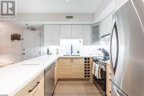 109 - 2010 Cleaver Avenue, Burlington, ON - Indoor Photo Showing Kitchen With Upgraded Kitchen