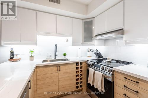 109 - 2010 Cleaver Avenue, Burlington, ON - Indoor Photo Showing Kitchen With Upgraded Kitchen