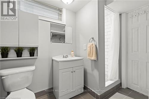 38 Brett Court, Hamilton, ON - Indoor Photo Showing Bathroom