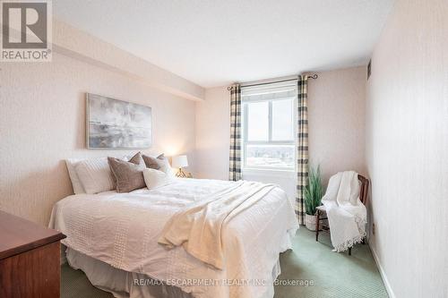 911 - 5280 Lakeshore Road, Burlington, ON - Indoor Photo Showing Bedroom