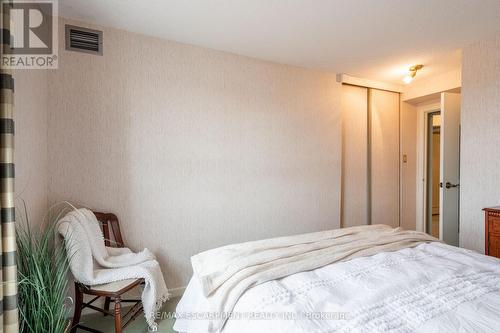 911 - 5280 Lakeshore Road, Burlington, ON - Indoor Photo Showing Bedroom