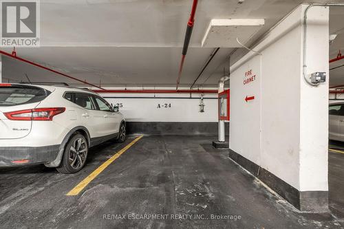 911 - 5280 Lakeshore Road, Burlington, ON - Indoor Photo Showing Garage