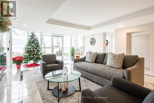 911 - 5280 Lakeshore Road, Burlington, ON - Indoor Photo Showing Living Room