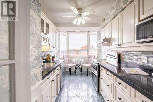 911 - 5280 Lakeshore Road, Burlington, ON - Indoor Photo Showing Kitchen