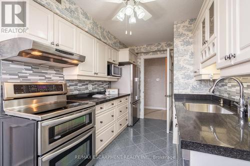 911 - 5280 Lakeshore Road, Burlington, ON - Indoor Photo Showing Kitchen With Upgraded Kitchen