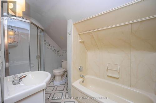 39 Court Street N, Milton, ON - Indoor Photo Showing Bathroom